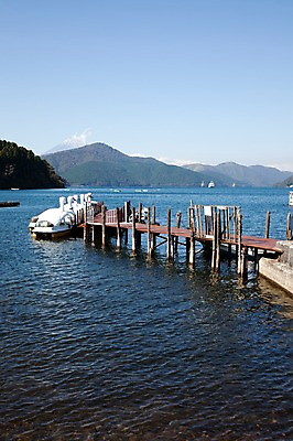 포토 JPG 주간 구름 아시아 호수 일본문화 자연 하늘 산 풍경 사람없음 야외 항구 일본 보트 하코네 아시노호수 오리보트 선박 국내포토 자연요소 동양문화 나라 외국문화 수상교통 배_교통 교통시설 생태계 파일형식