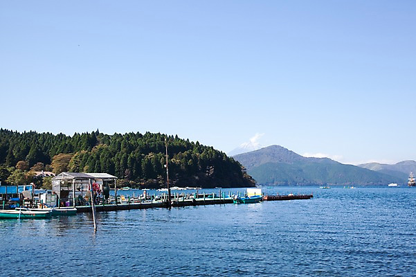 포토 JPG 주간 나무 식물 구름 아시아 호수 섬 일본문화 자연 하늘 풍경 사람없음 야외 항구 일본 보트 숲 하코네 아시노호수 선박 국내포토 자연요소 동양문화 나라 외국문화 수상교통 배_교통 교통시설 생태계 파일형식