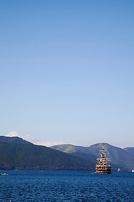 포토 JPG 주간 구름 아시아 호수 일본문화 자연 하늘 산 풍경 사람없음 야외 일본 유람선 하코네 아시노호수 선박 국내포토 자연요소 동양문화 나라 외국문화 수상교통 배_교통 생태계 파일형식