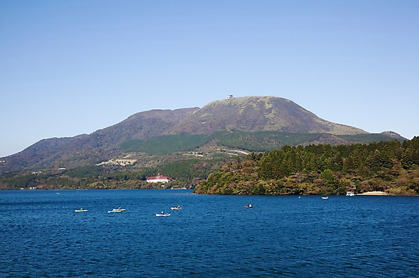 포토 JPG 주간 건축물 건축 아시아 호수 일본문화 자연 산 풍경 사람없음 야외 건물 햇빛 일본 하코네 아시노호수 선박 국내포토 자연요소 동양문화 나라 외국문화 수상교통 태양 생태계 파일형식