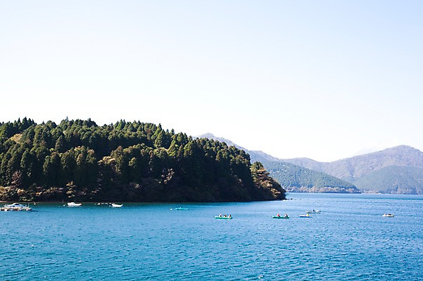 포토 JPG 주간 나무 아시아 호수 섬 일본문화 자연 산 풍경 사람없음 야외 일본 숲 하코네 아시노호수 선박 국내포토 자연요소 식물 동양문화 나라 외국문화 수상교통 생태계 파일형식