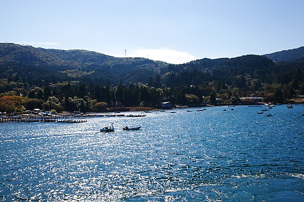 포토 JPG 주간 건축물 건축 아시아 호수 일본문화 자연 산 풍경 사람없음 야외 건물 햇빛 항구 일본 하코네 아시노호수 선박 국내포토 자연요소 동양문화 나라 외국문화 수상교통 교통시설 태양 생태계 파일형식
