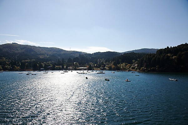 포토 JPG 주간 건축물 건축 아시아 호수 일본문화 자연 산 풍경 사람없음 야외 건물 햇빛 일본 하코네 아시노호수 선박 국내포토 자연요소 동양문화 나라 외국문화 수상교통 태양 생태계 파일형식