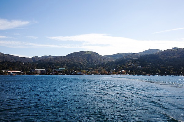포토 JPG 주간 구름 건축물 건축 아시아 호수 물결 일본문화 자연 하늘 산 풍경 사람없음 야외 건물 물 일본 보트 하코네 아시노호수 선박 국내포토 자연요소 동양문화 나라 외국문화 수상교통 배_교통 생태계 파일형식