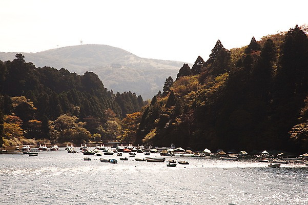 포토 JPG 주간 나무 식물 구름 아시아 호수 일본문화 자연 하늘 산 풍경 사람없음 야외 일본 숲 하코네 아시노호수 선박 국내포토 자연요소 동양문화 나라 외국문화 수상교통 생태계 파일형식