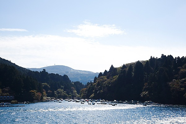 포토 JPG 주간 나무 식물 구름 아시아 호수 일본문화 자연 하늘 산 풍경 사람없음 야외 일본 숲 하코네 아시노호수 선박 국내포토 자연요소 동양문화 나라 외국문화 수상교통 생태계 파일형식