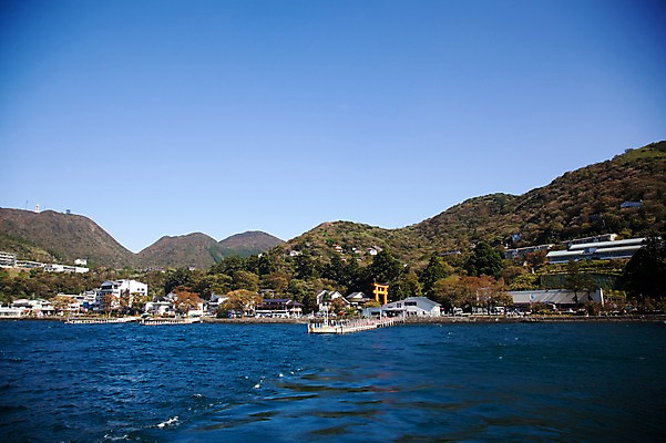 포토 JPG 주간 나무 식물 건축물 건축 아시아 호수 일본문화 자연 산 주택 풍경 사람없음 야외 건물 마을 항구 일본 하코네 아시노호수 국내포토 자연요소 동양문화 나라 외국문화 교통시설 생태계 파일형식