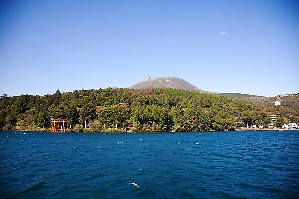 포토 JPG 주간 나무 식물 시설물 건축물 건축 아시아 호수 일본문화 자연 산 풍경 사람없음 야외 건물 물 항구 일본 숲 하코네 아시노호수 국내포토 자연요소 동양문화 나라 외국문화 교통시설 생태계 파일형식