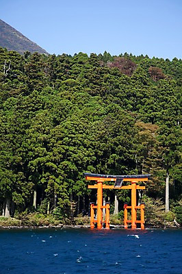 포토 JPG 주간 나무 식물 시설물 건축물 건축 아시아 호수 일본문화 자연 산 풍경 사람없음 야외 물 항구 일본 숲 하코네 아시노호수 국내포토 자연요소 동양문화 나라 외국문화 교통시설 생태계 파일형식