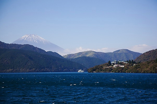 포토 JPG 주간 구름 건축물 건축 아시아 호수 수상교통 일본문화 자연 하늘 산 풍경 사람없음 야외 건물 항구 일본 유람선 화산 후지산 하코네 아시노호수 선박 국내포토 자연요소 동양문화 나라 교통수단 외국문화 배_교통 교통시설 세계문화유산 생태계 파일형식