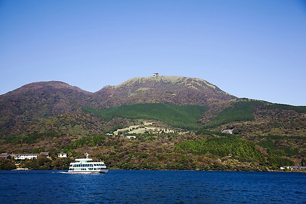 포토 JPG 주간 건축물 건축 아시아 호수 일본문화 자연 하늘 산 풍경 사람없음 야외 건물 일본 유람선 하코네 아시노호수 선박 국내포토 자연요소 동양문화 나라 외국문화 수상교통 배_교통 생태계 파일형식