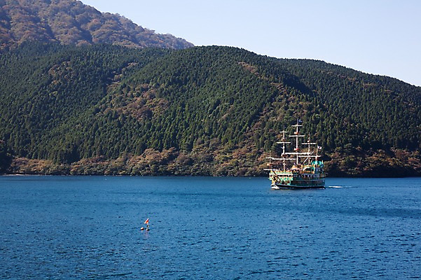 포토 JPG 주간 아시아 호수 일본문화 자연 하늘 산 풍경 사람없음 야외 일본 유람선 하코네 아시노호수 선박 국내포토 자연요소 동양문화 나라 외국문화 수상교통 배_교통 생태계 파일형식