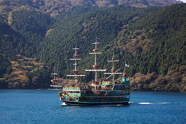 포토 JPG 주간 아시아 호수 일본문화 자연 산 풍경 야외 일본 유람선 하코네 아시노호수 선박 국내포토 자연요소 동양문화 나라 외국문화 수상교통 배_교통 생태계 파일형식