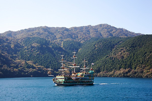 포토 JPG 주간 아시아 호수 일본문화 자연 하늘 산 풍경 야외 일본 유람선 하코네 아시노호수 선박 국내포토 자연요소 동양문화 나라 외국문화 수상교통 배_교통 생태계 파일형식