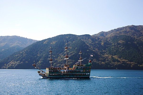 포토 JPG 주간 아시아 호수 일본문화 자연 하늘 산 풍경 야외 일본 유람선 하코네 아시노호수 선박 국내포토 자연요소 동양문화 나라 외국문화 수상교통 배_교통 생태계 파일형식