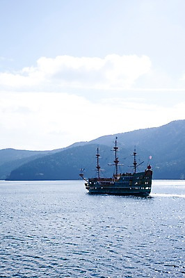 포토 JPG 주간 구름 아시아 호수 일본문화 자연 하늘 산 풍경 사람없음 야외 일본 유람선 하코네 아시노호수 선박 국내포토 자연요소 동양문화 나라 외국문화 수상교통 배_교통 생태계 파일형식
