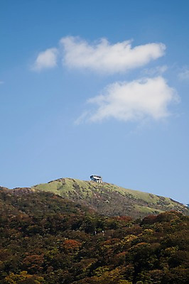 포토 JPG 주간 나무 식물 구름 아시아 일본문화 자연 하늘 산 풍경 사람없음 야외 일본 정상 숲 하코네 국내포토 자연요소 동양문화 나라 외국문화 생태계 파일형식