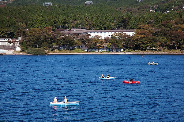 포토 JPG 주간 식물 건축물 건축 아시아 호수 수상교통 일본문화 자연 낚시 산 사람 풍경 여러명 야외 건물 물 레포츠 일본 보트 숲 하코네 아시노호수 선박 국내포토 자연요소 동양문화 나라 교통수단 외국문화 다수 배_교통 레저 생태계 파일형식
