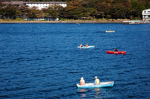 포토 JPG 주간 식물 건축물 건축 아시아 호수 수상교통 일본문화 자연 낚시 산 사람 풍경 여러명 야외 건물 물 레포츠 일본 보트 숲 하코네 아시노호수 선박 국내포토 자연요소 동양문화 나라 교통수단 외국문화 다수 배_교통 레저 생태계 파일형식
