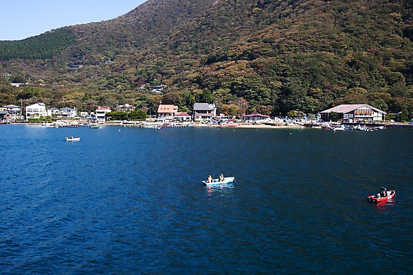 포토 JPG 주간 식물 건축물 건축 아시아 호수 수상교통 일본문화 자연 산 주택 풍경 야외 건물 물 레포츠 마을 일본 보트 숲 하코네 아시노호수 선박 국내포토 자연요소 동양문화 나라 교통수단 외국문화 배_교통 레저 생태계 파일형식