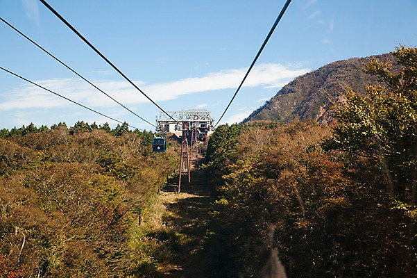 포토 JPG 주간 나무 식물 구름 아시아 밧줄 줄 교통수단 일본문화 자연 하늘 산 풍경 사람없음 야외 일본 전선 케이블카 하코네 국내포토 자연요소 동양문화 나라 외국문화 교통 생태계 파일형식