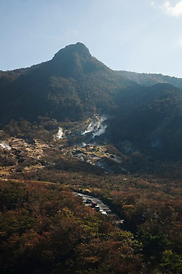 포토 JPG 주간 나무 식물 구름 아시아 도로 일본문화 자동차 자연 하늘 산 풍경 사람없음 야외 일본 연기 하코네 국내포토 자연요소 동양문화 나라 길 육상교통 외국문화 교통시설 생태계 파일형식