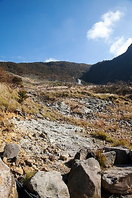 포토 JPG 주간 구름 아시아 일본문화 자연 하늘 산 풍경 초원 사람없음 야외 일본 돌_바위 조약돌 바위 풀 하코네 국내포토 자연요소 식물 동양문화 나라 외국문화 생태계 파일형식