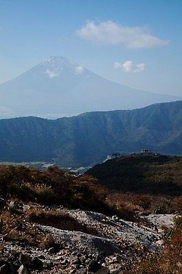포토 JPG 주간 식물 구름 아시아 일본문화 자연 하늘 산 풍경 초원 사람없음 야외 일본 온천 돌_바위 조약돌 풀 화산 후지산 하코네 국내포토 자연요소 동양문화 나라 외국문화 스파 세계문화유산 생태계 파일형식