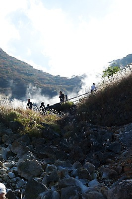 포토 JPG 주간 식물 구름 아시아 일본문화 자연 하늘 산 풍경 초원 여러명 야외 일본 온천 풀 연기 수증기 억새 화산 하코네 국내포토 자연요소 동양문화 나라 외국문화 다수 사람 스파 생태계 파일형식