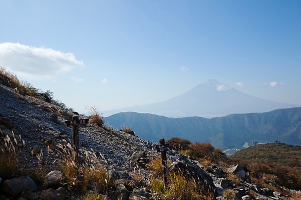 포토 JPG 주간 구름 아시아 일본문화 자연 하늘 산 풍경 사람없음 야외 일본 온천 돌_바위 조약돌 바위 화산 후지산 하코네 국내포토 자연요소 동양문화 나라 외국문화 스파 세계문화유산 생태계 파일형식