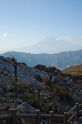 포토 JPG 주간 나무 식물 구름 아시아 일본문화 자연 하늘 산 풍경 사람없음 야외 울타리 일본 온천 돌_바위 바위 화산 후지산 하코네 국내포토 자연요소 동양문화 나라 외국문화 담장 스파 세계문화유산 생태계 파일형식