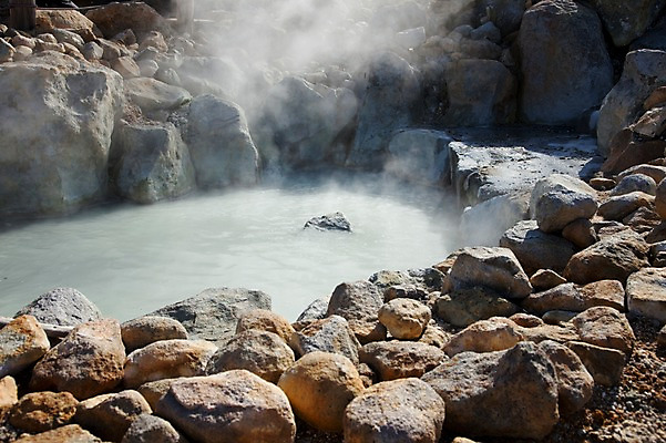 포토 JPG 주간 아시아 일본문화 자연 풍경 사람없음 야외 일본 온천 돌_바위 조약돌 바위 연기 수증기 하코네 국내포토 자연요소 동양문화 나라 외국문화 스파 생태계 파일형식