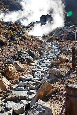 포토 JPG 주간 아시아 일본문화 자연 산 풍경 사람없음 야외 일본 온천 돌_바위 조약돌 바위 연기 수증기 화산 하코네 국내포토 자연요소 동양문화 나라 외국문화 스파 생태계 파일형식