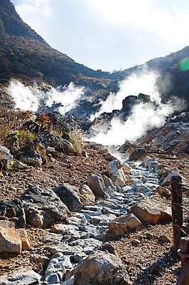 포토 JPG 주간 구름 아시아 일본문화 자연 하늘 산 풍경 사람없음 야외 일본 온천 돌_바위 조약돌 바위 연기 수증기 화산 하코네 국내포토 자연요소 동양문화 나라 외국문화 스파 생태계 파일형식
