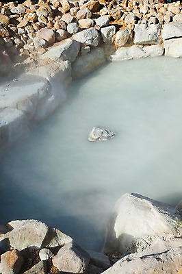 포토 JPG 주간 아시아 일본문화 자연 풍경 사람없음 야외 물 일본 온천 돌_바위 조약돌 바위 연기 하코네 국내포토 자연요소 동양문화 나라 외국문화 스파 생태계 파일형식