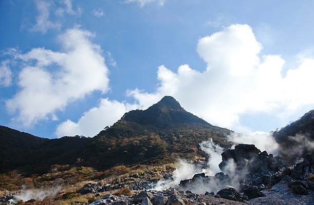포토 JPG 주간 구름 아시아 일본문화 자연 하늘 산 풍경 사람없음 야외 일본 온천 연기 수증기 화산 하코네 국내포토 자연요소 동양문화 나라 외국문화 스파 생태계 파일형식