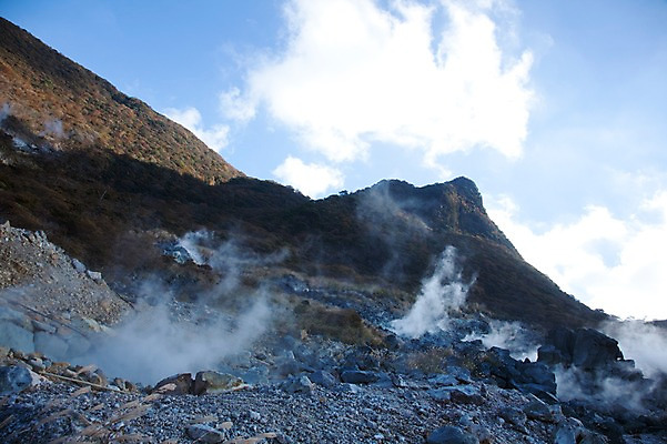 포토 JPG 주간 구름 아시아 일본문화 자연 하늘 산 풍경 사람없음 야외 일본 온천 연기 수증기 화산 하코네 국내포토 자연요소 동양문화 나라 외국문화 스파 생태계 파일형식
