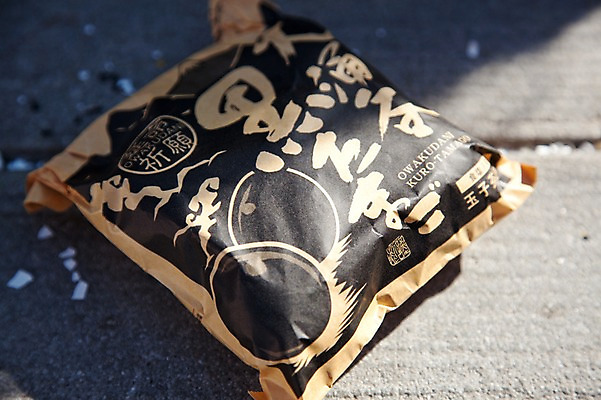 포토 JPG 주간 아시아 음식 일본문화 디저트 봉투 풍경 사람없음 야외 계란 일본 검은색 하코네 쿠로타마고 국내포토 자연요소 동양문화 나라 컬러 외국문화 알 파일형식