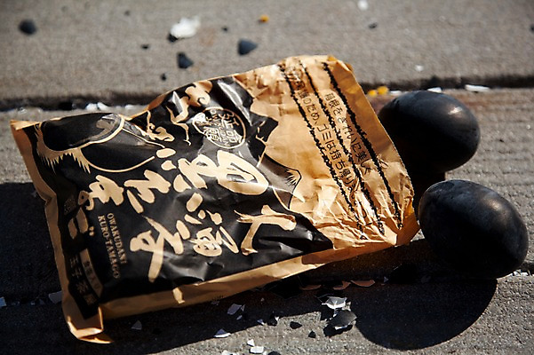 포토 JPG 주간 아시아 음식 일본문화 디저트 봉투 풍경 사람없음 야외 계란 일본 검은색 하코네 쿠로타마고 국내포토 자연요소 동양문화 나라 컬러 외국문화 알 파일형식