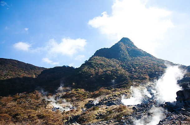 포토 JPG 주간 구름 아시아 일본문화 자연 하늘 산 풍경 초원 사람없음 야외 일본 온천 수증기 하코네 접착풀 국내포토 자연요소 동양문화 나라 외국문화 문구용품 스파 풀_접착제 생태계 파일형식