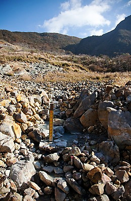 포토 JPG 주간 식물 구름 아시아 일본문화 자연 하늘 산 풍경 초원 사람없음 야외 물 일본 돌_바위 바위 풀 눈금 하코네 국내포토 자연요소 동양문화 나라 외국문화 생태계 파일형식