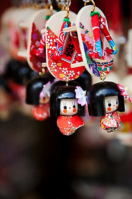 포토 JPG 아시아 인형 일본문화 풍경 사람없음 장식 일본 기모노 오브젝트 목각인형 기념품 나막신 일본인형 게다 열쇠꾸러미 국내포토 동양문화 나라 외국문화 신발 열쇠 일본전통의상 일본전통 파일형식