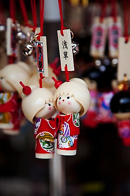 포토 JPG 아시아 인형 일본문화 풍경 사람없음 장식 일본 기모노 오브젝트 목각인형 기념품 일본인형 열쇠꾸러미 국내포토 동양문화 나라 외국문화 열쇠 일본전통의상 파일형식