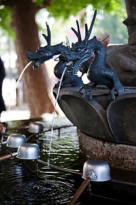 포토 JPG 주간 나무 식물 전통 아시아 예술 조각 불교 일본문화 자연 풍경 사람없음 야외 물 관광지 일본 사찰 역사 샘물 분수 일본전통 바가지 식수 드래곤 센소사 센소지 아사쿠사 분수_분수대 조각_조소 국내포토 자연요소 동양문화 나라 종교 외국문화 여행 종교건축 생태계 분수대 조소 파일형식