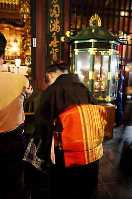 포토 JPG 전통 건축물 옷 건축 아시아 종교 불교 일본문화 사람 동양인 풍경 두명 건물 관광지 일본 기도 사찰 역사 전통의상 기모노 일본전통 센소사 센소지 아사쿠사 염불 국내포토 동양문화 나라 외국문화 여행 종교건축 인종 일본전통의상 파일형식