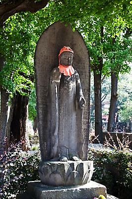 포토 JPG 주간 나무 식물 전통 아시아 종교 불교 일본문화 풍경 사람없음 야외 관광지 조각상 일본 사찰 역사 불상 불교용품 석상 일본전통 센소사 센소지 아사쿠사 국내포토 자연요소 동양문화 나라 외국문화 여행 종교용품 종교건축 조형물 파일형식