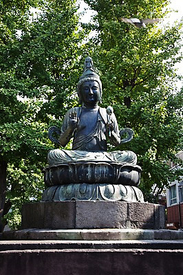 포토 JPG 주간 나무 식물 전통 아시아 종교 불교 일본문화 풍경 사람없음 야외 관광지 조각상 일본 사찰 역사 불상 불교용품 석상 일본전통 센소사 센소지 아사쿠사 국내포토 자연요소 동양문화 나라 외국문화 여행 종교용품 종교건축 조형물 파일형식