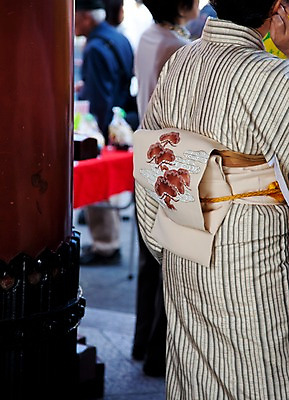 포토 JPG 주간 전통 옷 아시아 불교 일본문화 사람 동양인 풍경 여러명 야외 관광지 일본 사찰 역사 전통의상 기모노 일본전통 센소사 센소지 아사쿠사 국내포토 자연요소 동양문화 나라 종교 외국문화 여행 다수 종교건축 인종 일본전통의상 파일형식