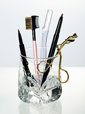 포토 JPG 스튜디오촬영 생활용품 잔 실내 사람없음 컵 화장 뷰티 화장용품 붓 미용용품 오브젝트 마스카라 아이섀도 뷰러 눈썹칼 비후라 아이라이너 국내포토 식기 내부 화장품 파일형식