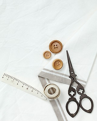 포토 JPG 스튜디오촬영 백그라운드 컨셉 단추 가위 실내 줄자 자 사람없음 직물 천 오브젝트 국내포토 문구용품 내부 파일형식